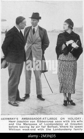 Joachim von Ribbentrop avec sa femme et le marquis de Londonderry à l'aéroport de Croydon avant leur départ pour Belfast, où les Ribbentrobs ont passé le week-end des Whitsun avec la famille Londonderry. Date : mai 1936 Banque D'Images