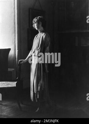 Lady Elizabeth Angela Marguerite Bowes-Lyon (1900-2002), plus tard duchesse de York, la reine Elizabeth et ensuite la reine mère (à la reine Elizabeth II). Épouse du roi George VI Photographié dans sa maison familiale du château de Glamis à l'époque de son engagement auprès du duc de York d'alors. Date: 1923 Banque D'Images