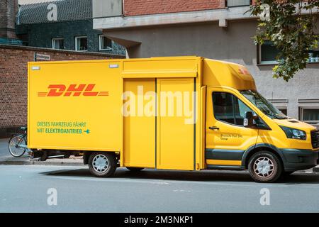 29 juillet 2022, Cologne, Allemagne: DHL logistique et service de livraison voiture ou minibus à la rue de la ville Banque D'Images