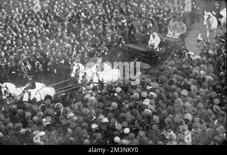 La princesse Patricia de Connaught et son nouveau mari, le capitaine Alexander Ramsay, quittent l'abbaye de Westminster après leur mariage dans une calèche à ciel ouvert et se délassent devant une foule enthousiaste. Date: 1919 Banque D'Images