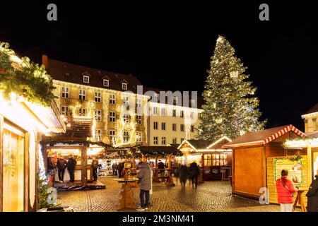 Magdebourg, Allemagne - 11 décembre,2022: Magnifique marché de Noël traditionnel allemand mur d'escoulis Avent calendrier arbre de noël lumière et décoration Banque D'Images