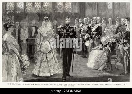 La cérémonie de mariage de George Duke of York (plus tard le roi George V)(1865-1936) et de la princesse May de Teck (plus tard la duchesse de York, puis la reine Mary) (1867 - 1953) dans la chapelle royale, St. Palais de James. La reine Victoria observe la cérémonie avec l'approbation de son siège. Banque D'Images