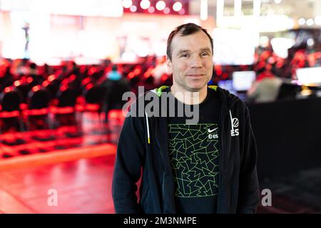 Hanovre, Allemagne. 16th décembre 2022. Ralf Reichert, Président du groupe ESL faceIT, se trouve dans une salle d'exposition où se déroule le « DeamHack ». DreamHack' est un événement de jeu avec des tournois e-sports qui a lieu de 15 décembre à 18 à Hanovre. Credit: Michael Matthey/dpa/Alay Live News Banque D'Images