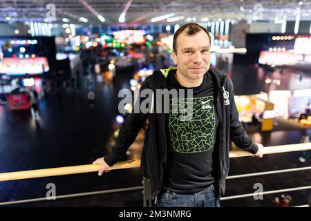 Hanovre, Allemagne. 16th décembre 2022. Ralf Reichert, Président du groupe ESL faceIT, se trouve dans une salle d'exposition où se déroule le « DeamHack ». DreamHack' est un événement de jeu avec des tournois e-sports qui a lieu de 15 décembre à 18 à Hanovre. Credit: Michael Matthey/dpa/Alay Live News Banque D'Images