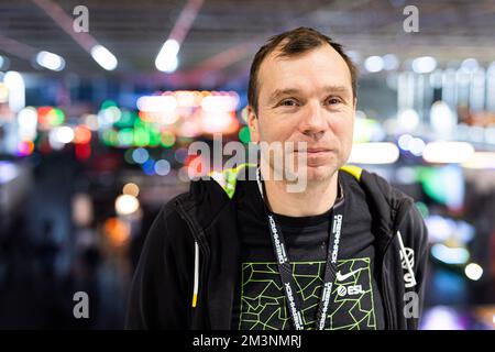 Hanovre, Allemagne. 16th décembre 2022. Ralf Reichert, Président du groupe ESL faceIT, se trouve dans une salle d'exposition où se déroule le « DeamHack ». DreamHack' est un événement de jeu avec des tournois e-sports qui a lieu de 15 décembre à 18 à Hanovre. Credit: Michael Matthey/dpa/Alay Live News Banque D'Images