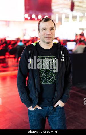 Hanovre, Allemagne. 16th décembre 2022. Ralf Reichert, Président du groupe ESL faceIT, se trouve dans une salle d'exposition où se déroule le « DeamHack ». DreamHack' est un événement de jeu avec des tournois e-sports qui a lieu de 15 décembre à 18 à Hanovre. Credit: Michael Matthey/dpa/Alay Live News Banque D'Images