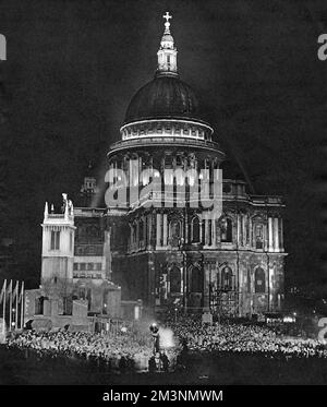 Célébration devant la cathédrale Saint-Paul, Londres Banque D'Images