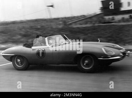 Prince Michael de Kent conduisant une Jaguar E-type chez Brands Ha Banque D'Images