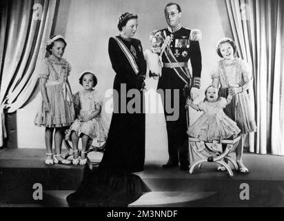 La reine Juliana des pays-Bas (1909 - 2004) avec son mari, le prince Bernhard et leurs quatre filles, de gauche à droite; la princesse Irene, la princesse Margriet, la princesse Christina et la princesse Beatrix. Date: 1948 Banque D'Images