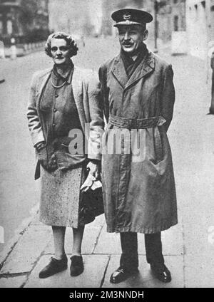 Sir Robert Brooke-Popham, chef-maréchal de l'air, en photo avec sa femme à Londres après leur retour de l'extrême-Orient. Ancien commandant en chef britannique du commandement de l'extrême-Orient, Brooke-Popham avait quitté le poste à la fin de 1941. Lui et sa femme sont revenus en Grande-Bretagne peu de temps avant que l'avance japonaise n'entraîne la chute de Singapour le 15 février 1942. Date : février 1942 Banque D'Images