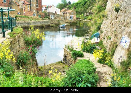 En regardant vers l'ouest en haut de Staithes Beck (rivière) dans le pittoresque village de pêcheurs ancien de la station balnéaire de Staithes. North Yorkshire ; Angleterre ; Royaume-Uni Banque D'Images