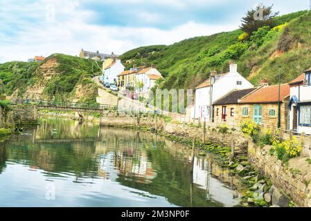 En regardant vers l'ouest en haut de Staithes Beck (rivière) dans le pittoresque village de pêcheurs ancien de la station balnéaire de Staithes. North Yorkshire ; Angleterre ; Royaume-Uni Banque D'Images