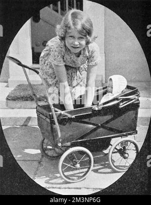 Princesse Elizabeth jouant avec la poussette de poupée Banque D'Images