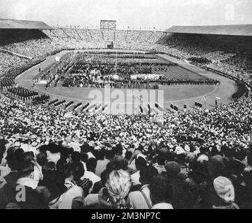 Les athlètes olympiques américains marchent autour du stade de Wembley, 1948 Banque D'Images