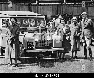 La Reine et les autres membres de la famille royale se tiennent par un Land Rover, avec leur hôte, le duc de Beautefort, lors des épreuves de trois jours de badminton. 1956 Banque D'Images