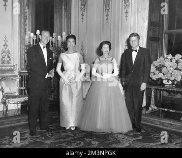 Le président John F Kennedy et son épouse Jackie, photographiés avec la reine Elizabeth II et le prince Philip, duc d'Édimbourg, lors d'un dîner d'État donné au palais de Buckingham lors d'une visite des Kennedys à Londres. Date: 1961 Banque D'Images