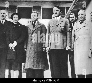 Le duc et la duchesse de Windsor virant Adolf Hitler le 22nd octobre 1937, tout en enquêtant sur les conditions sociales en Allemagne. Le Dr Robert Ley, chef du Front travailliste, est également représenté ici, comme le groupe au Berghof, la maison d'Hitler à Obersalzberg. Date : 22nd octobre 1937 Banque D'Images