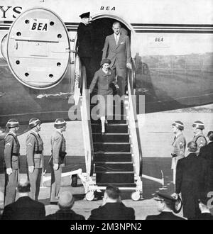 La reine Elizabeth II arrive au Portugal pour une visite d’Etat Banque D'Images