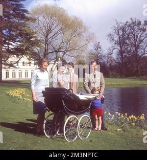 Reine Elizabeth II - famille royale à Frogmore Banque D'Images