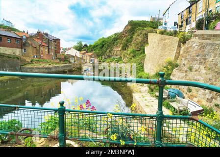 En regardant vers l'ouest en haut de Staithes Beck (rivière) dans le pittoresque village de pêcheurs ancien de la station balnéaire de Staithes. North Yorkshire ; Angleterre ; Royaume-Uni Banque D'Images