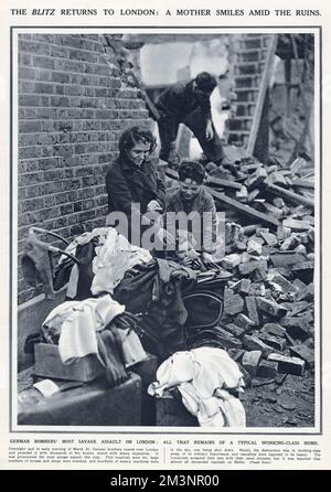 Une mère sourit avec ses enfants au milieu des ruines d'une maison de classe ouvrière typique, à la suite d'un raid de bombardement la nuit et tôt le matin du 20th mars 1941. Banque D'Images