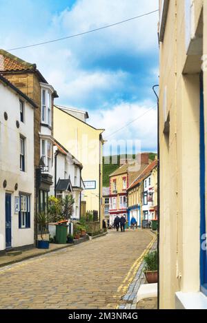 En regardant vers le nord, le long de High Street, dans le pittoresque village de pêcheurs de Staithes. North Yorkshire ; Angleterre ; Royaume-Uni Banque D'Images