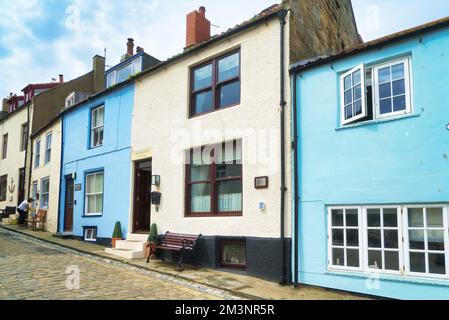 Port de Staithes, plage et falaises de la plage à marée haute. North Yorkshire ; Angleterre ; Royaume-Uni Banque D'Images