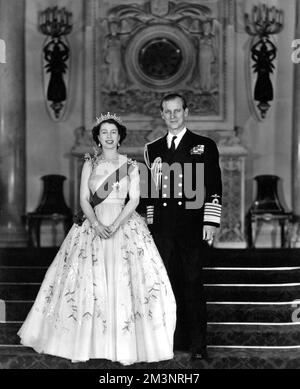 Portrait de commandement Royal par le baron la Reine et le duc d'Édimbourg représenté à l'entrée Grand du Palais de Buckingham, la Reine est vue dans une robe de soirée en tulle jaune ornée de jets de mimosa et de broderie de paaillette dorée : elle porte le ruban bleu et l'étoile de la jarretière. Ce sont quelques détails de ses diamants Majestys présentés dans le portrait. Le collier est un cadeau de mariage du Nizam de Hyderabad; le tiara, également un cadeau de mariage, de la reine Marie. La broche d'arc, les pendants d'oreilles, le bracelet et la montre-bracelet en platine sont également en diamants. Le duc d'Édimbourg est Banque D'Images