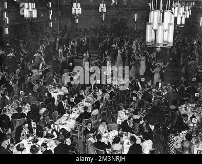 Chassez la robe du soir et les robes du soir au Horse and Hound ball à Grosvenor House à Londres. De nombreux maîtres de Hounds étaient présents. Date: 1951 Banque D'Images