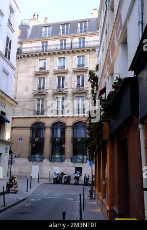 Photo verticale d'un bâtiment historique près d'une allée à Paris, en France Banque D'Images