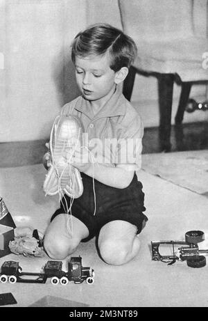 Duc de Kent comme un garçon avec ballon de barrage jouet Banque D'Images