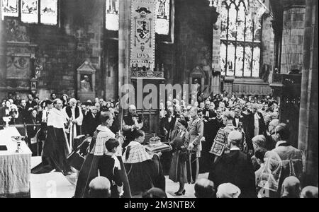 La reine Elizabeth II, récemment couronnée, participe au service national écossais de dévouement et de Thanksgiving au Haut Kirk d'Édimbourg (cathédrale St Giles). La cérémonie a impliqué la couronne, le sceptre et l'épée à la Reine qui l'a acceptée et l'a ensuite présentée au porteur. Le service a eu lieu le 24 juin, 22 jours après le couronnement de la Reine. Date: 1953 Banque D'Images