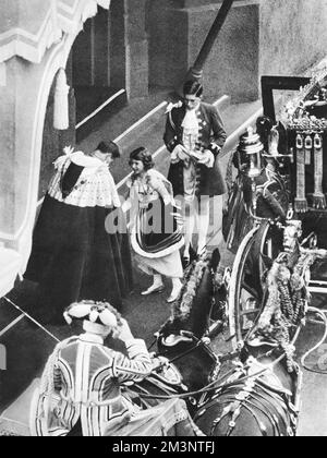 La princesse Elizabeth, plus tard la reine Elizabeth II (née en 1926), arrivant à l'abbaye de Westminster pour le couronnement de son père, le roi George VI, le 15 mai 1937. La photo montre le duc de Norfolk, Earl Marshal, qui a légué le présomptif héritier âgé de 11 ans. Date: 1937 Banque D'Images