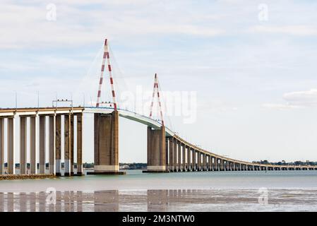 Le pont Saint-Nazaire est un pont à câbles qui traverse l'estuaire de la Loire en France, entre Saint-Nazaire et Saint-Brevin-les-Pins. Banque D'Images