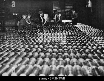 Obus finis dans une usine de munitions, 1939 Banque D'Images