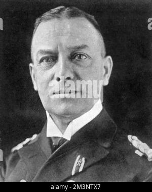 Erich Johann Albert Raeder (24 avril 1876 6 novembre 1960), chef de la marine allemande en Allemagne avant et pendant la Seconde Guerre mondiale Raeder atteint le rang naval le plus élevé possible de Gro&#x7e1;dmiral (Grand amiral) en 1939, devenant la première personne à occuper ce rang depuis Alfred von Tirpitz. Raeder a dirigé la Kriegsmarine (marine allemande) pendant la première moitié de la guerre, mais a démissionné en 1943 et a été remplacé par Karl D&#x1aea74;z. Il a été condamné à la prison à vie lors du procès de Nuremberg, mais il a été relâché par la suite. Date: 1939 Banque D'Images