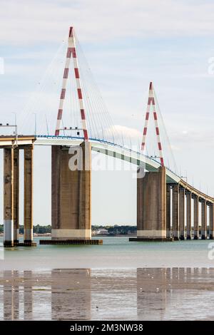 Le pont Saint-Nazaire est un pont à câbles qui traverse l'estuaire de la Loire en France, entre Saint-Nazaire et Saint-Brevin-les-Pins. Banque D'Images