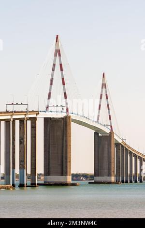 Le pont Saint-Nazaire est un pont à câbles qui traverse l'estuaire de la Loire en France, entre Saint-Nazaire et Saint-Brevin-les-Pins. Banque D'Images