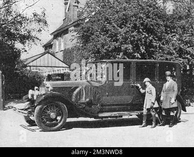 Mme Garner, de la Drive, Snaresbrook, Essex (maintenant partie de Londres E17) posant avec son Rolls Royce Phantom, monté avec une limousine fermée par Mulliner, Northampton. Le Drive est toujours une adresse très prestigieuse peuplée de personnes qui peuvent se permettre des voitures très chères! Date: 1927 Banque D'Images