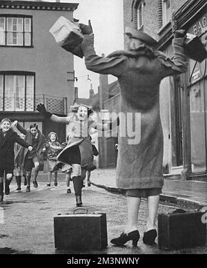 Une petite fille, une personne évacuée dans un village du Sussex, s'en va de très près vers sa mère, qui est venue rendre visite à sa fille lors d'un voyage en autocar au départ de Peckham, dans le sud-est de Londres. Date: 1939 Banque D'Images