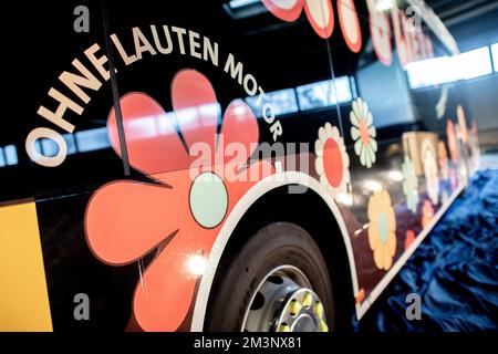 Bremerhaven, Allemagne. 16th décembre 2022. L'inscription « sans moteur bruyant » est collée sur un nouveau bus à hydrogène de Verkehrsgesellschaft Bremerhaven AG, qui a été présenté plus tôt lors d'un événement de presse. Au cours des prochaines semaines, les trois nouveaux autobus seront utilisés sur les routes de la ville, et la flotte sera élargie l'année prochaine. Credit: Hauke-Christian Dittrich/dpa/Alay Live News Banque D'Images