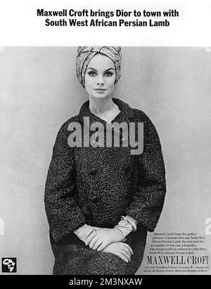 Publicité pour Maxwell Croft dont la collaboration de conception avec Christian Dior a abouti à ce manteau en marron de café Lamb persan sud-ouest africain modélisé ici par Jean Shrimpton. Date: 1964 Banque D'Images