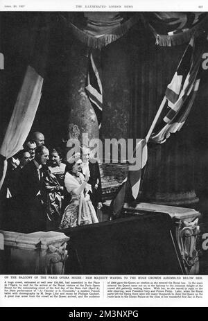 La reine Elizabeth II fait des vagues vers d'immenses foules rassemblées en contrebas d'un balcon à l'Opéra de Paris, accompagné du duc d'Édimbourg et du président Coty (à droite). La visite de l'Opéra a été le point culminant du premier jour de la visite d'Etat dans la capitale française. 8 avril 1957 Banque D'Images