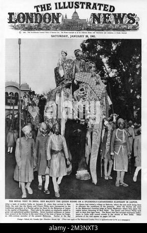 La reine Elizabeth II à cheval sur un éléphant à Jaipur lors de sa visite royale en Inde. Date: 1961 Banque D'Images