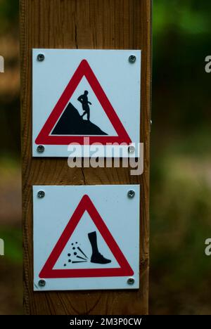 Signes de danger en randonnée pédestre, approbation IMBA danger descente abrupte, pierre lâche, avertissement Banque D'Images