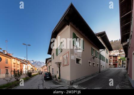 Boves, Italie - 22 novembre 2022: Corso Bisalta et via Sant Antonio et rue du château avec les maisons typiques du XVIIIe siècle avec des fresques, le Mont Banque D'Images