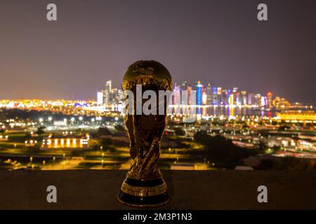 Trophée réplique Qatar 2022 de la coupe du monde de la FIFA avec Doha Skyline Banque D'Images