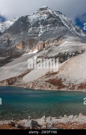 Lac cinq couleurs dans la réserve naturelle de Yading , Daochen , Chine Banque D'Images