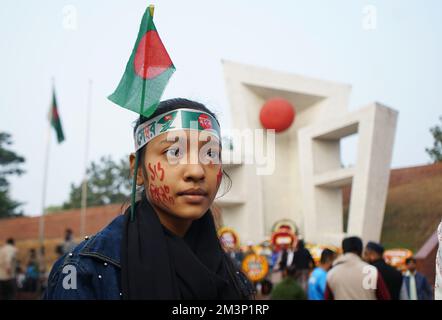 Sylhet, Sylhet, Bangladesh. 16th décembre 2022. Une fille à l'occasion de la Grande victoire du Bangladesh et de la célébration du 51th anniversaire de l'indépendance dans les locaux de Sylhet Central Shaheed Minar. (Credit image: © MD Akbar Ali/ZUMA Press Wire) Credit: ZUMA Press, Inc./Alamy Live News Banque D'Images