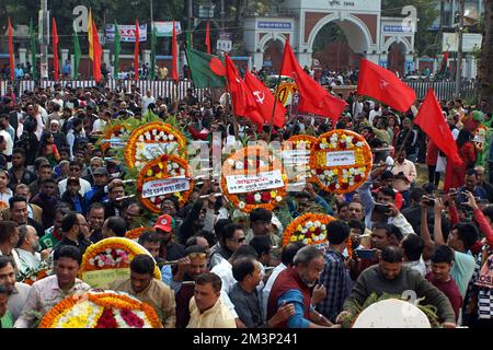 Sylhet, Sylhet, Bangladesh. 16th décembre 2022. Des gens de toute la marche de la vie dans les locaux de Sylhet Central Shaheed Minar à l'occasion de la célébration de la Grande victoire du Bangladesh et du 51th anniversaire de l'indépendance du Bangladesh. (Credit image: © MD Akbar Ali/ZUMA Press Wire) Credit: ZUMA Press, Inc./Alamy Live News Banque D'Images